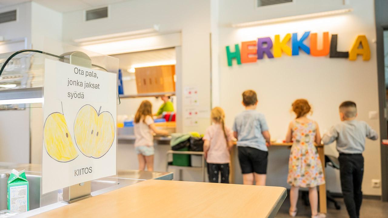 Lapset hakevat ruokaa Herkkula-ruokalassa Ollikkalan koulussa Salossa.