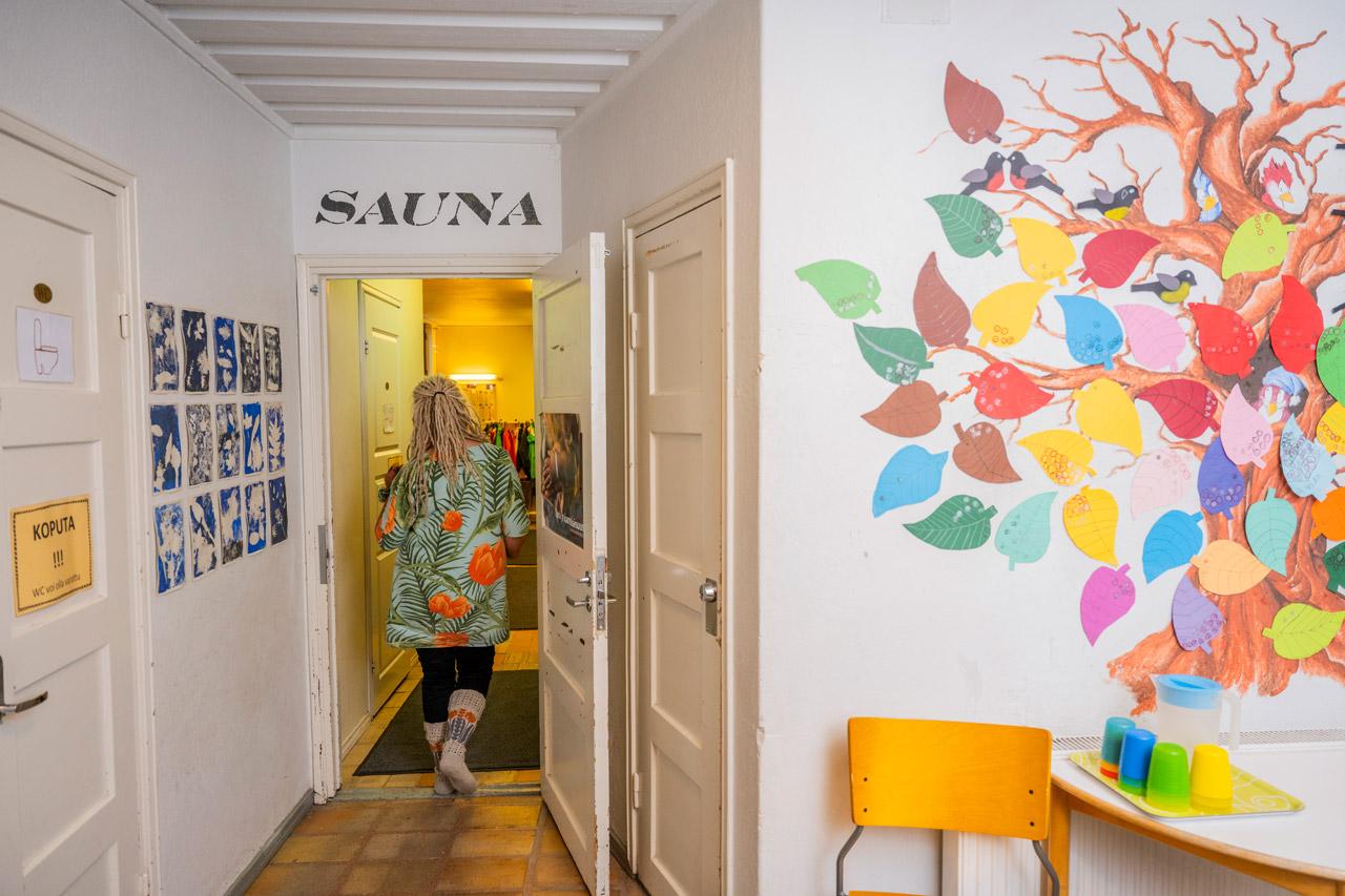 Sauna-teksti maalattuna Olympiasauna Turku seinään.