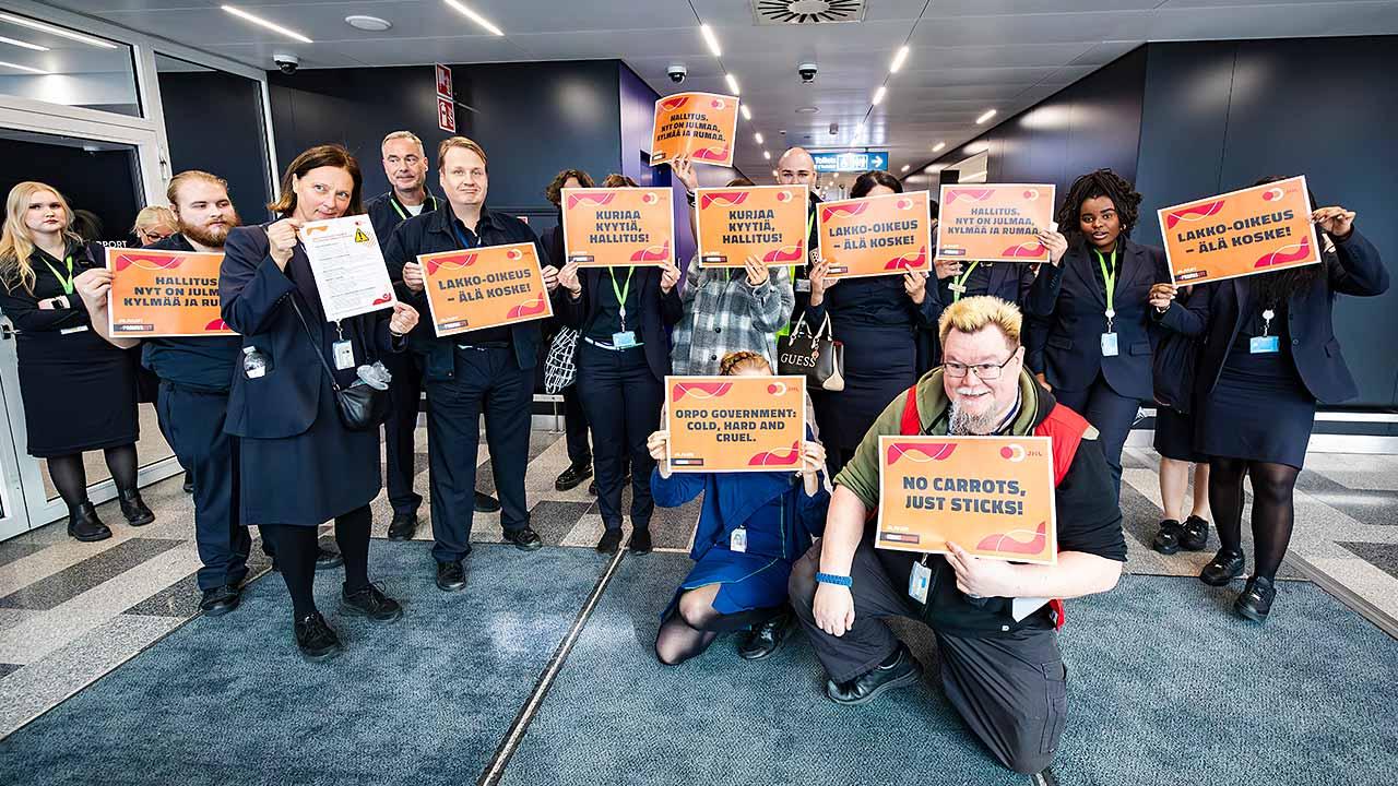 Airpron turvatarkastajat marssivat ulos Helsinki–Vantaan lentokentällä 5. lokakuuta. 