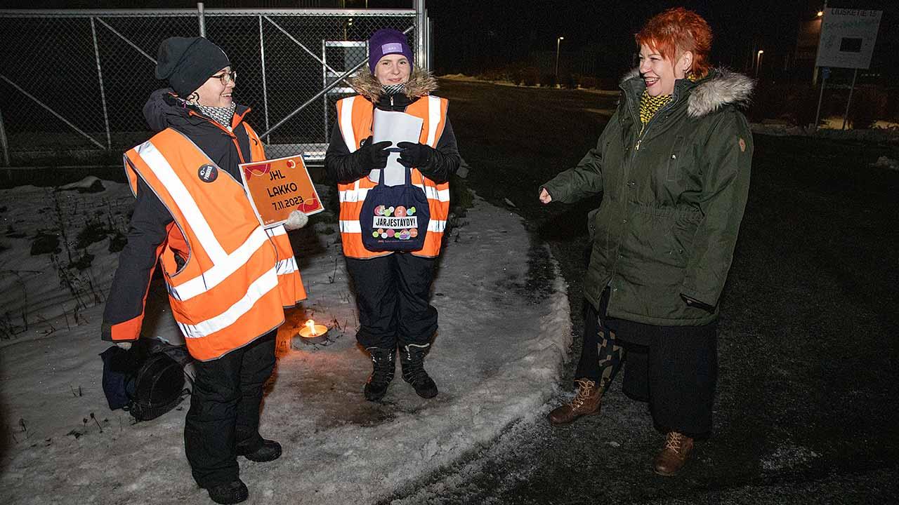 Pesulatyöntekijät Eini Kokkoniemi ja Anniina Luukkonen olivat lakkovahteina Oulun Keskuspesulalla ja Keskuskeittiöllä 7. marraskuuta. Kuvassa myös Pohjois-Pohjanmaan hyvinvointialueen pää-luottamusmies Tuija Rahkala.