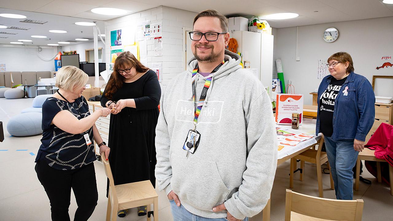 Päiväkoti Kankarepuiston johtaja Markus Ropponen tuli tervehtimään luottamusedustajia.