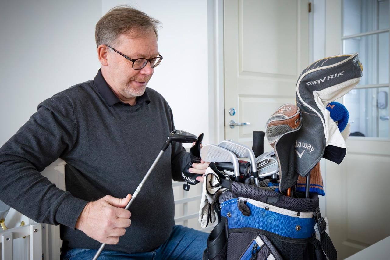 Jari Korkiamäki, golfbägi  ja golfmaila.