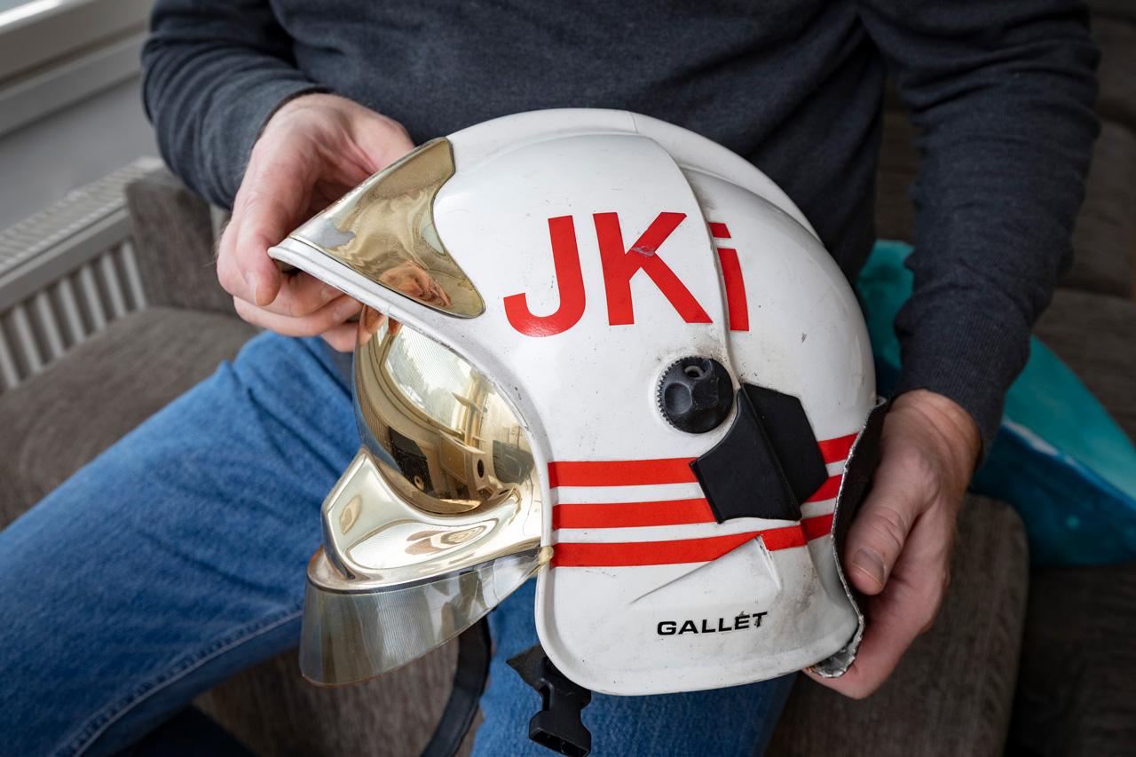 Jari Korkiakosken nimikirjaimin varustettu kypärä.