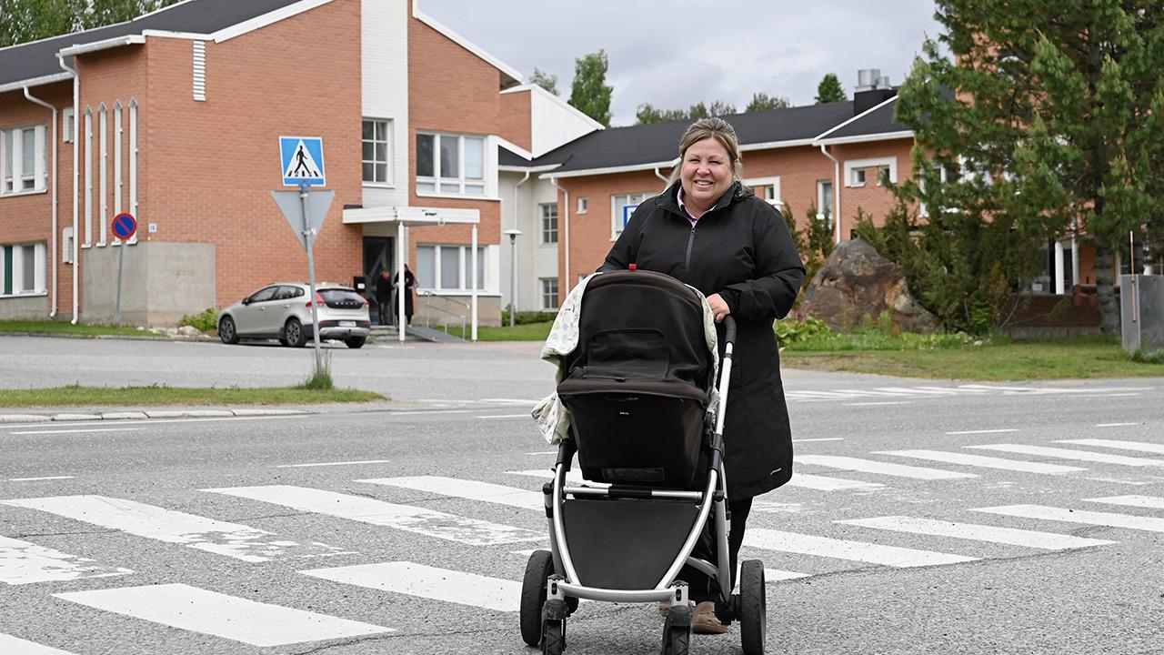 Perhetyöntekijä Terhi Tammela seisoo lasten kärryjen kanssa suojatiellä.
