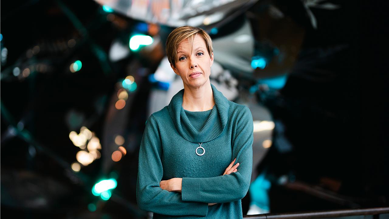 Lastenohjaaja, kuorolaulaja Emma Juvonen seisoo Temppeliaukion kirkossa.