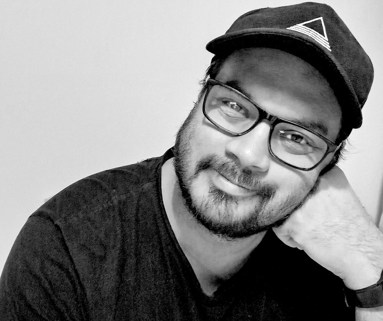 Sami Mann katsoo kameraan.