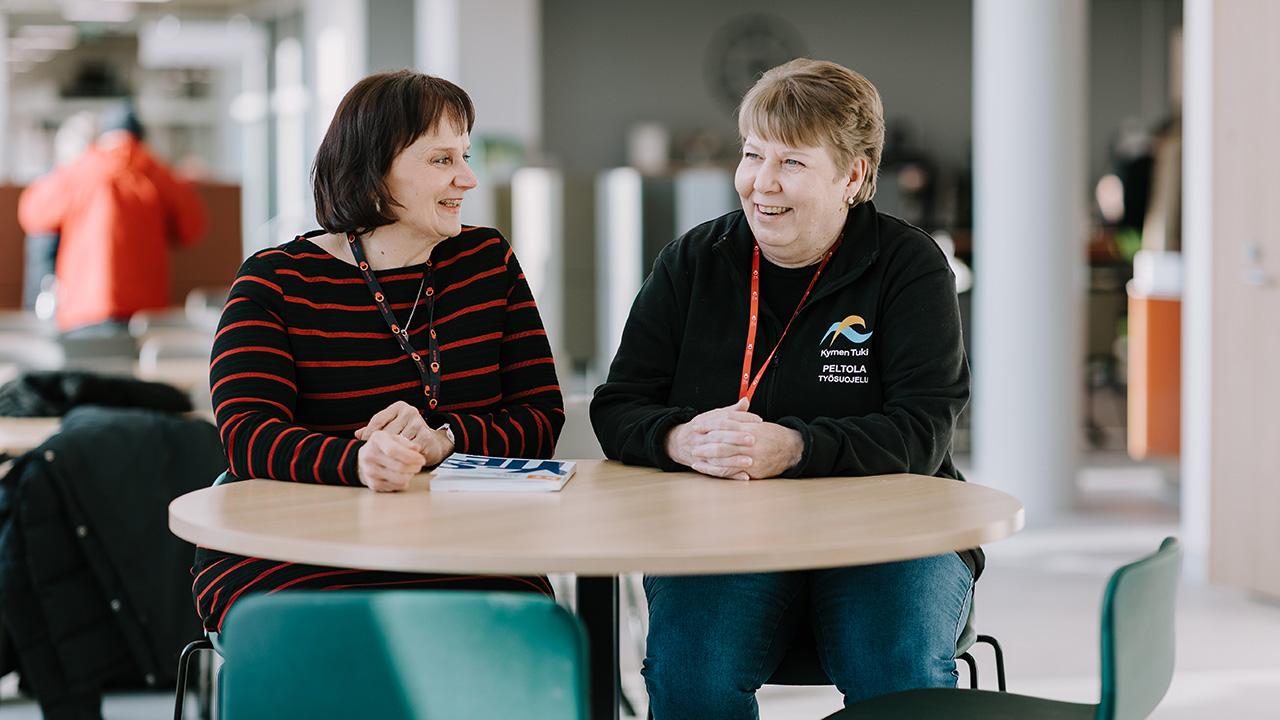 Heidi Pohju ja Johanna Peltola juttelevat toisilleen.