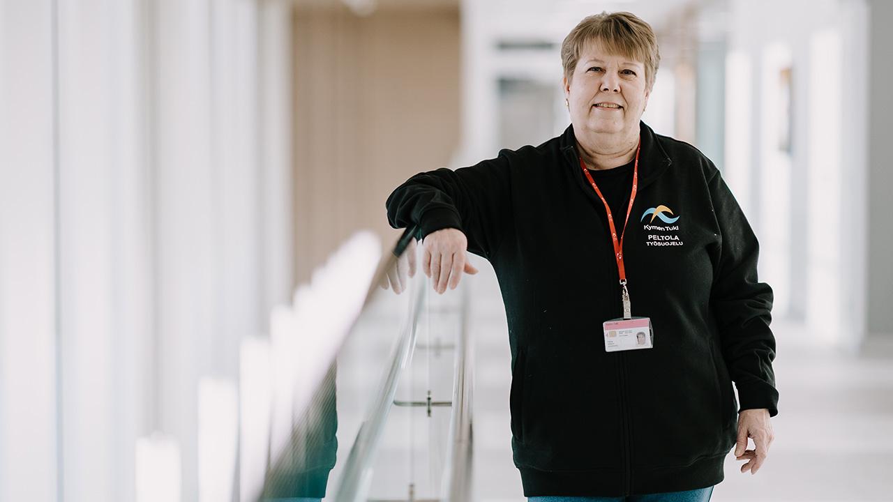 Johanna Peltola nojaa kaiteeseen.