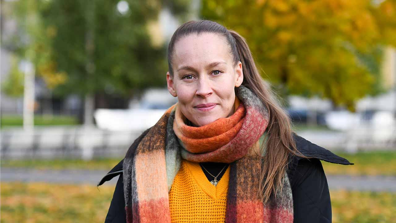 Sote-alan työharjoittelija Mari Komulainen katsoo kameraan leikkikentällä Kuopiossa.