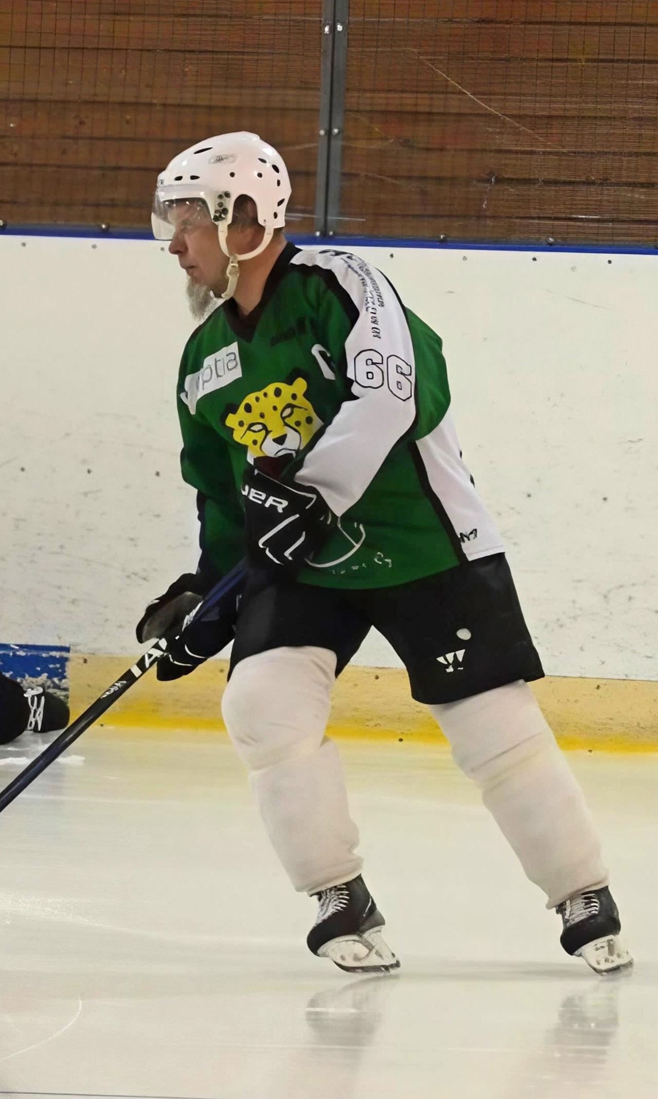 Erkki Väisänen pelaa jääkiekkoa