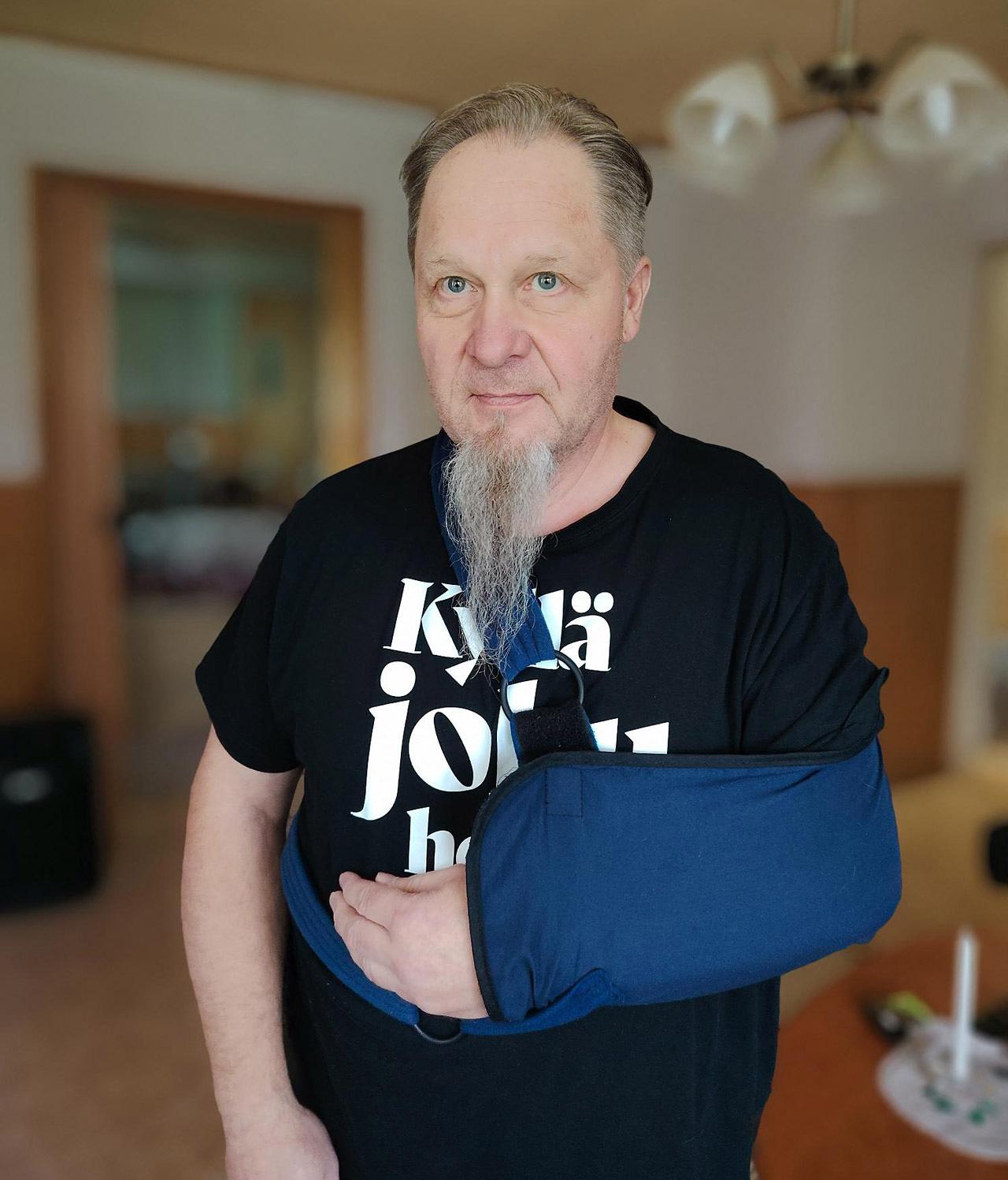Erkki Väisänen käsi paketissa olkavamman takia