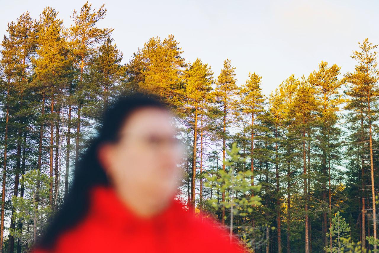 Työsuojeluvaltuutettu Päivi Virkkunen taustallaan metsä.