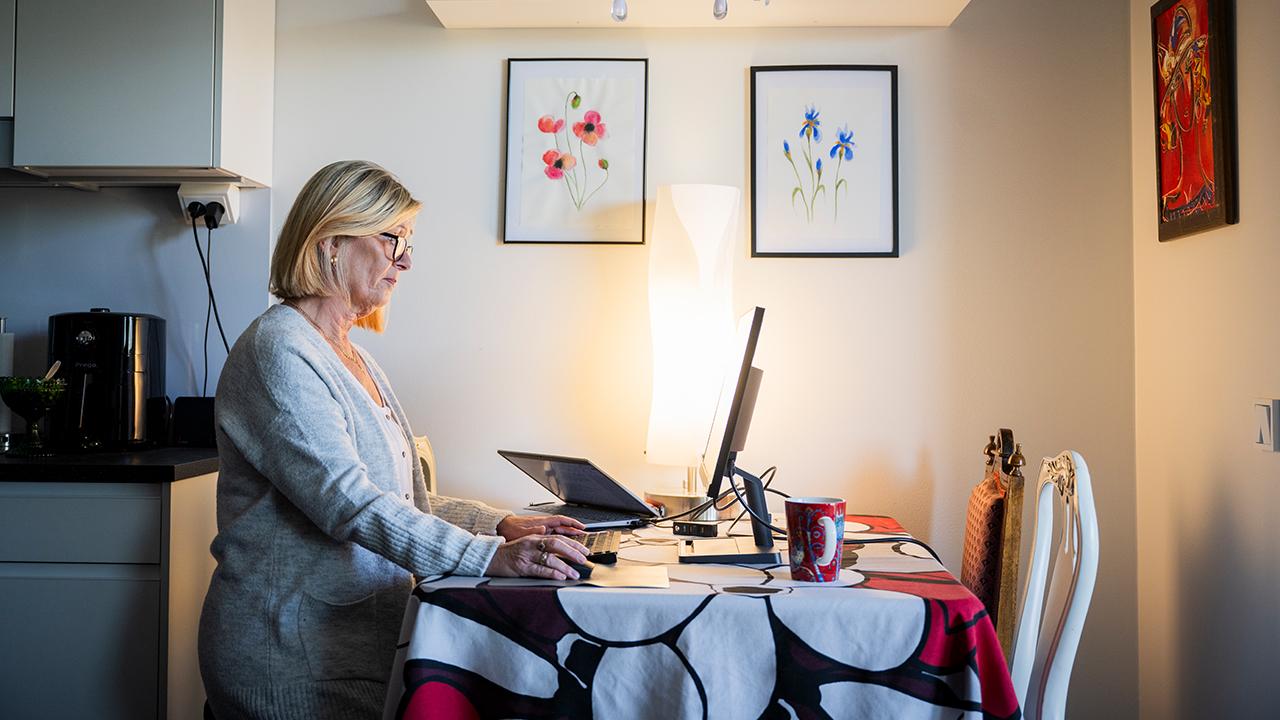 Terhi Raatesalmi-Salonen etätöissä keittiönpöytänsä ääressä.