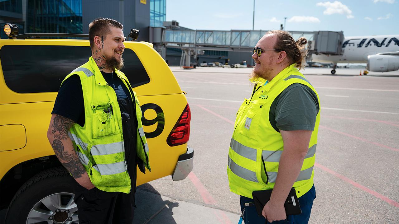 Jan-Mikael Marttinen (vas.) kyselee Finavian kunnossapitotyöntekijä Ville Hirvikalliolta, miten maalausmerkintöjen tekeminen sujuu.