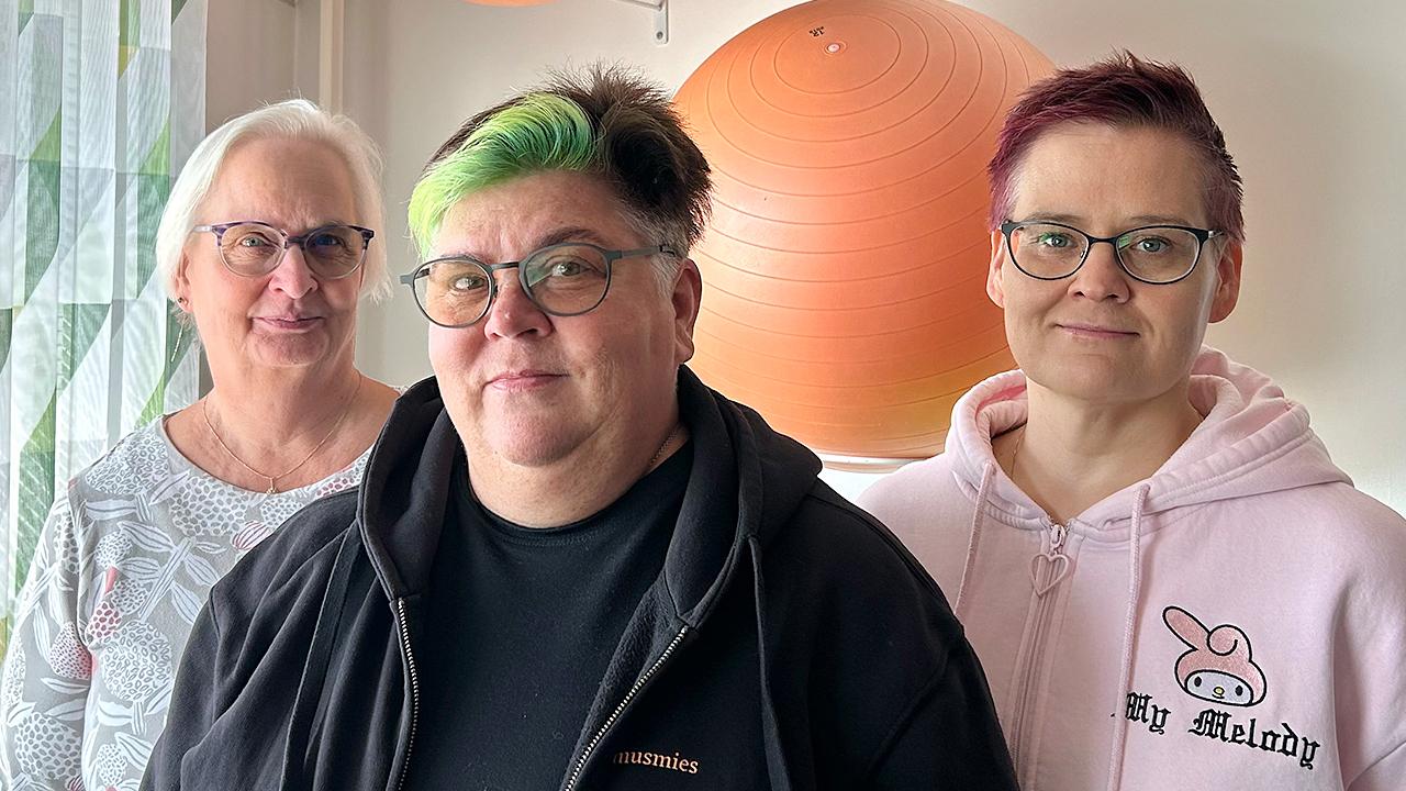 Tuija Linna, Tanja Haapalehto ja Piia Rossi katsovat kameraan.