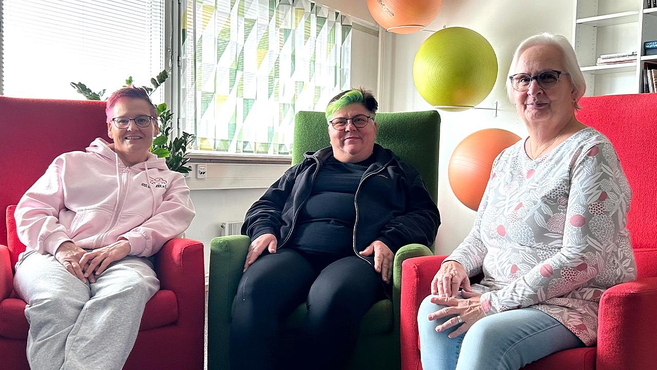 Piia Rossi, Tanja Haapalehto ja Tuija Linna istuvat nojatuoleilla.
