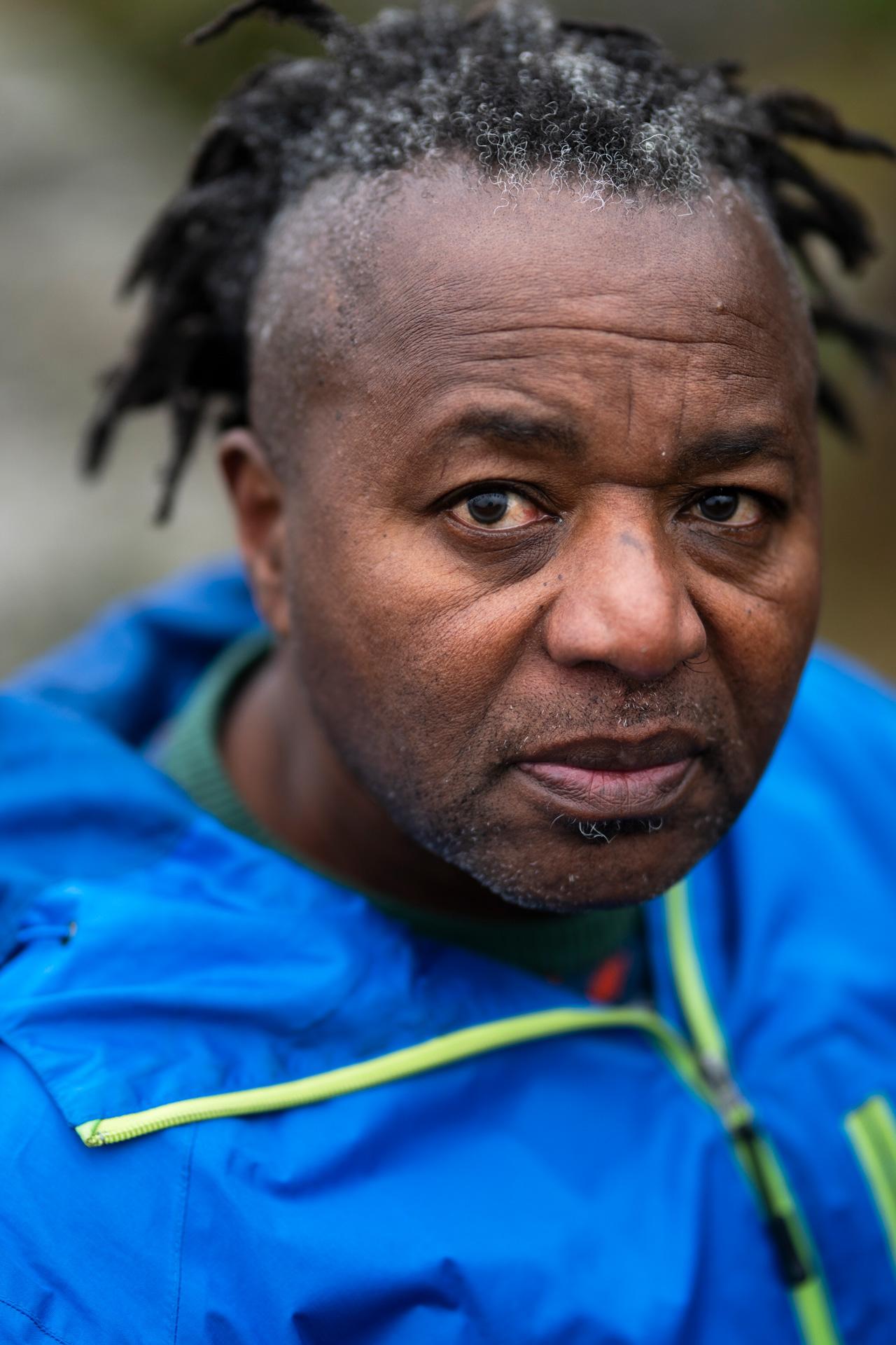 Kotihoitaja Percy Mashaire katsoo kameraan Helsingin Alppipuistossa.