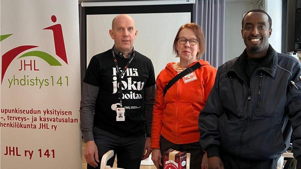 Regional Activities Specialist from JHL’s Southern Finland regional office Simo Mäki (left) and branch actives Satu Peso and Abdulkadir Mohamud on a workplace visit in the Hopeatie assisted living facility of Helsingin Seniorisäätiö.