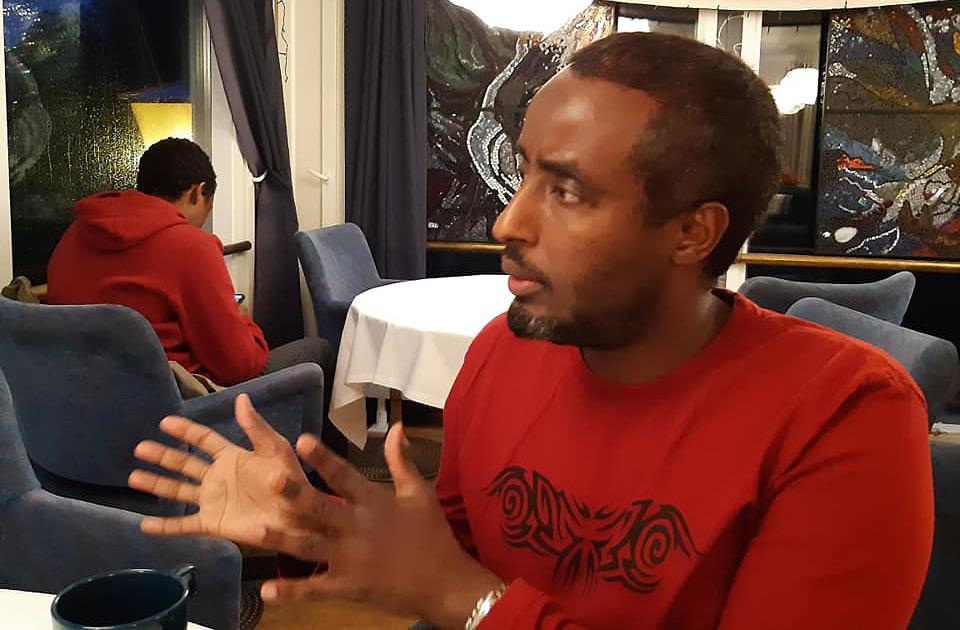 JHL ry 141:n puheenjohtaja Abdulkadir Mohamud punaisessa paidassa.
