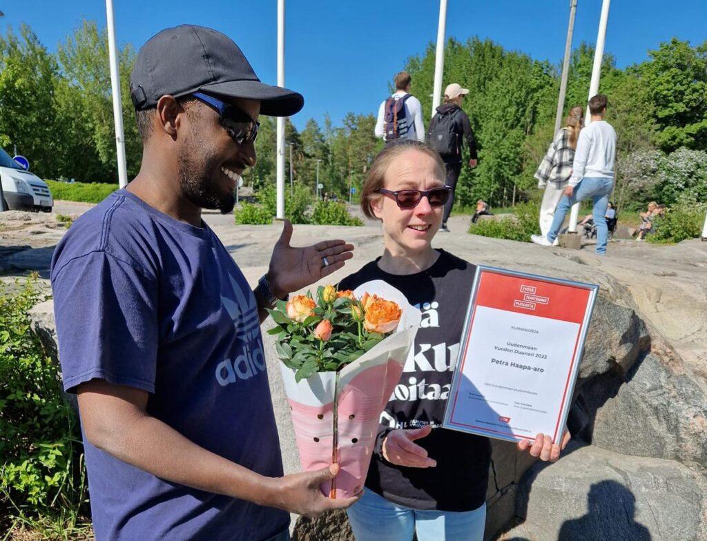 Abdulkadir Mohamud (left) handed a flower bouquet to Petra Haapa-aro in 2023 when Haapa-aro received SAK’s “Vuoden duunari” (worker of the year) award.