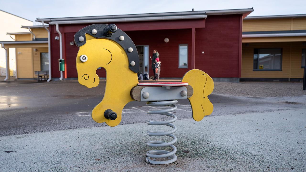 Keinuhevonen päiväkodin pihalla.
