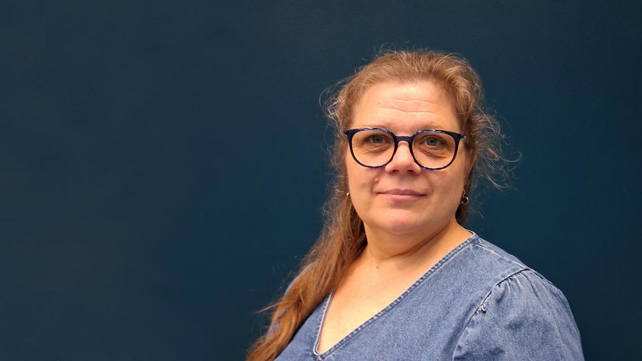 Varhaiskasvatuksen opettaja Hanna Ahonen katsoo kameraan.