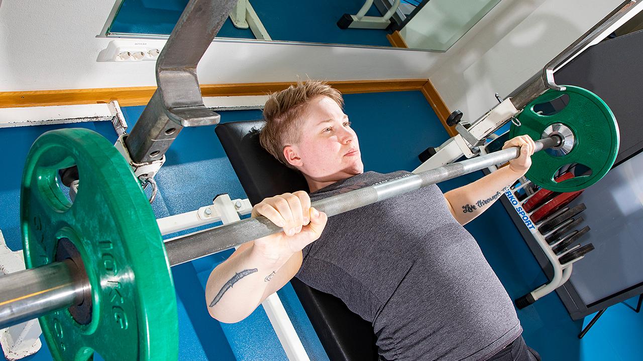 En kvinna på gym