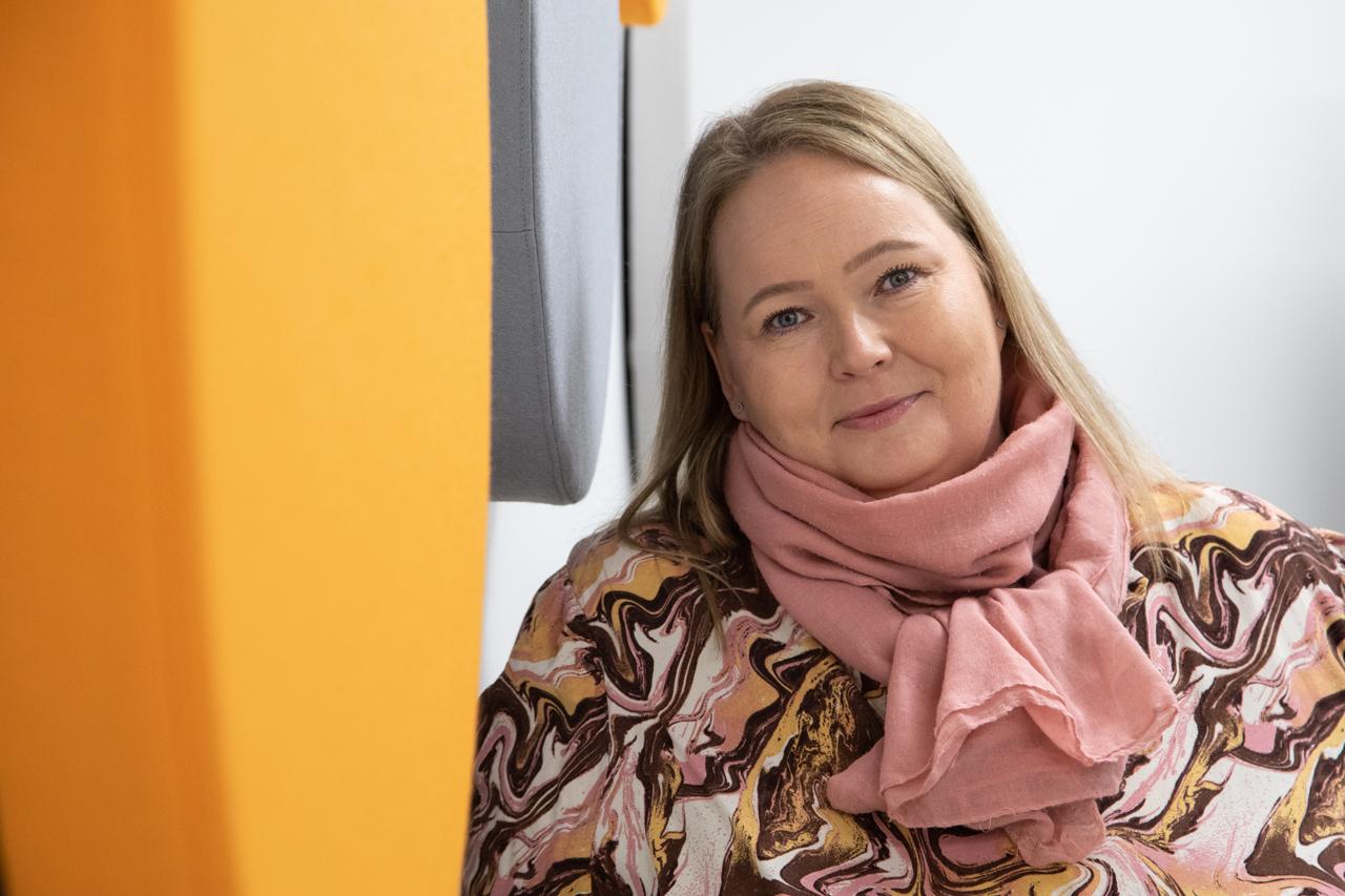 Puheenjohtaja Jaana Vesavaara työskentelee järjestelmäasiantuntijana Oulun kaupungin omistamassa Monetra Oulu Oy -yhtiössä. Monetran työntekijät kuuluvat Oulun alueen JHL ry:hyn.