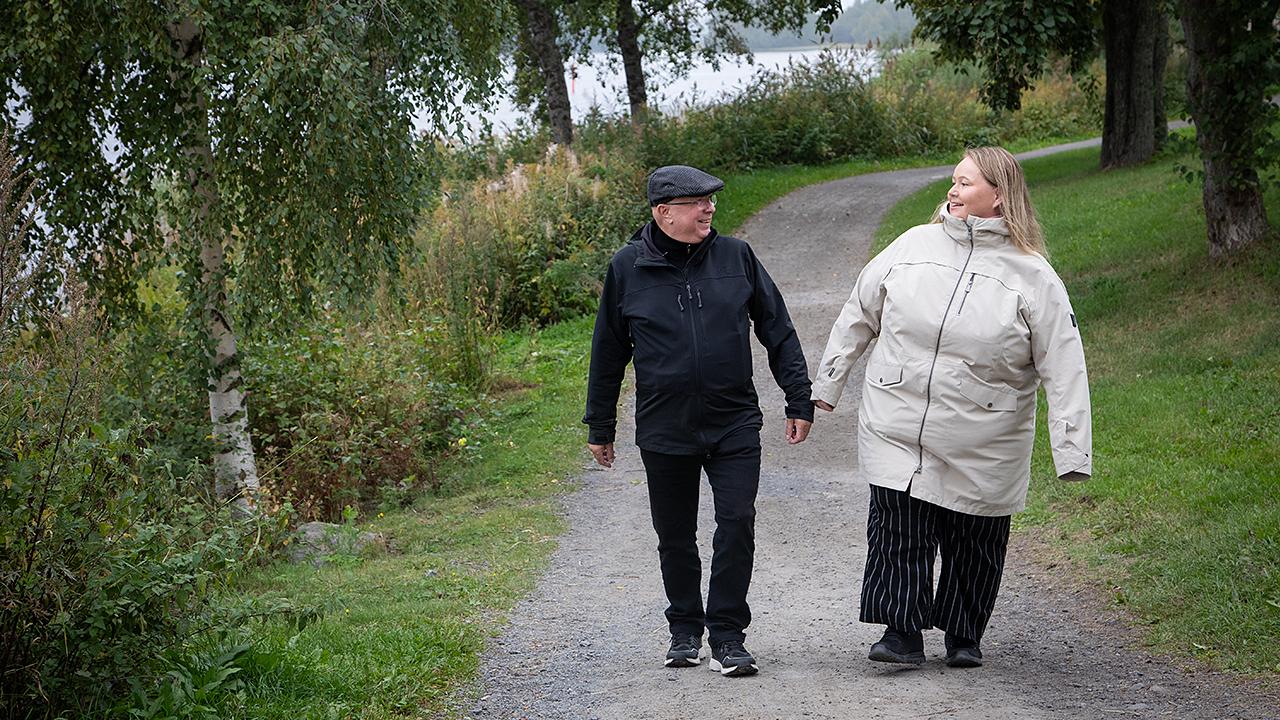 Vesa Huittinen (vas.) ja Jaana Vesavaara kävelyutiellä Oulussa.