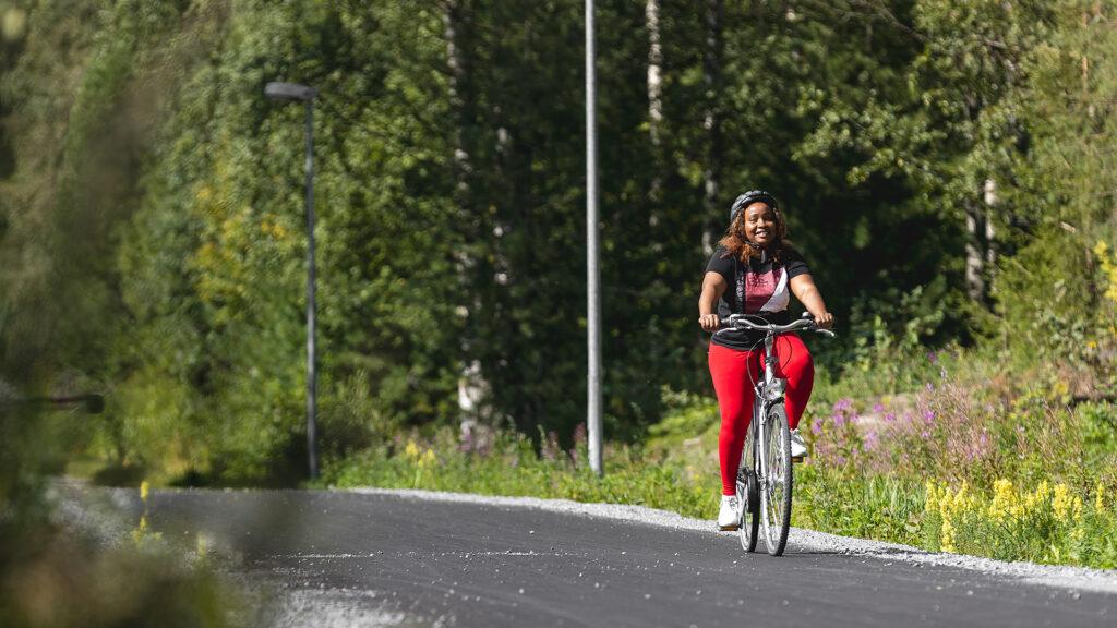 Hoiva-avustaja ja alueluottamusmies Grace Njue pyöräilee Savonlinnassa. Hän on ammattiliitto JHL:n uusi jäsen.