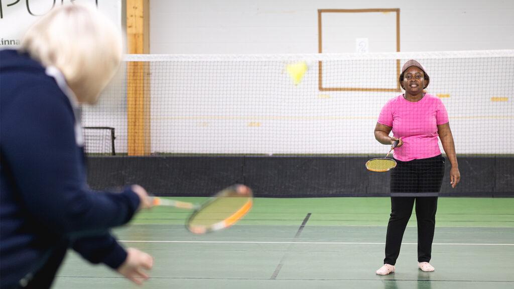 Hoiva-avustaja ja alueluottamusmies Grace Njue pelaa sulkapalloa toisen henkilön kanssa. Njue on ammattiliitto JHL:n uusi jäsen.