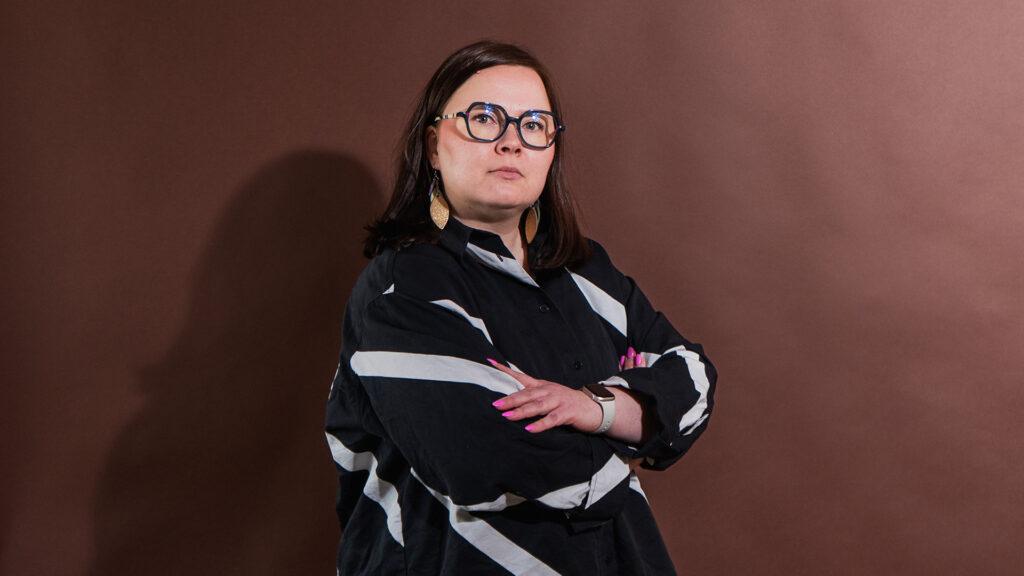 Nuorisoala ry:n väliaikainen toiminnanjohtaja Silla Kakkola katsoo kameraan.