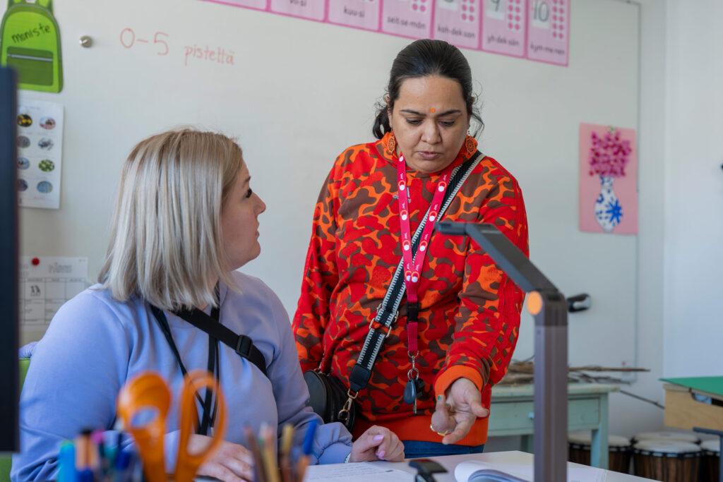 Erityisopettaja Mona Kauppinen (vas.) ja koulunkäynninavustaja Priya Gidwani keskustelevat.