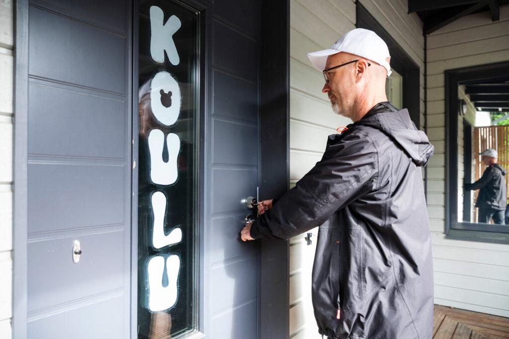 Daniel Hannus avaa Karhunpesän koulun oven.