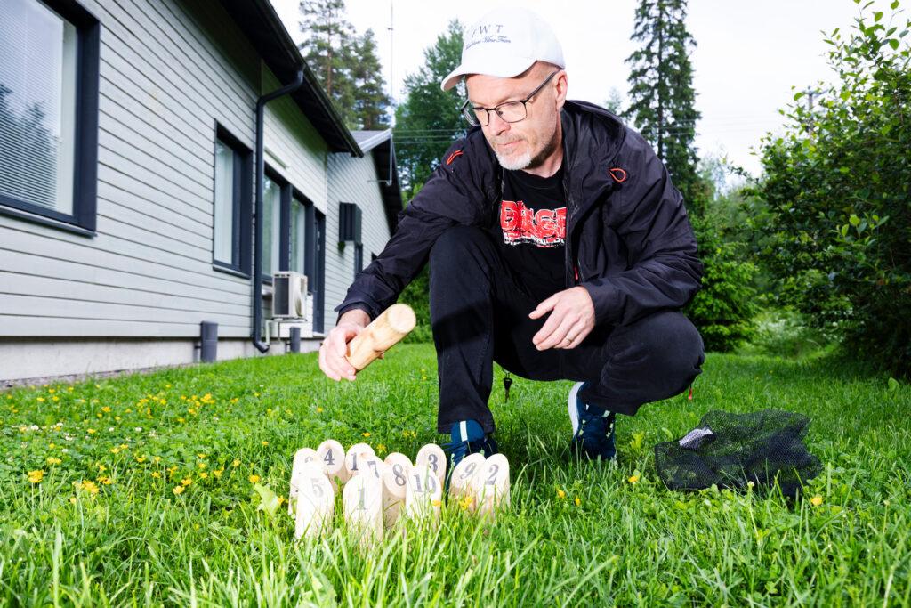Daniel Hannus asettelee pelipalikoita pihanumermelle.