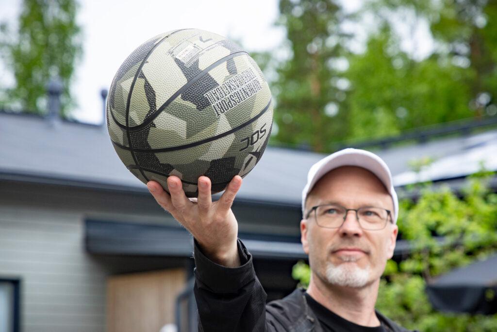 Daniel Hannus pallo kädessä