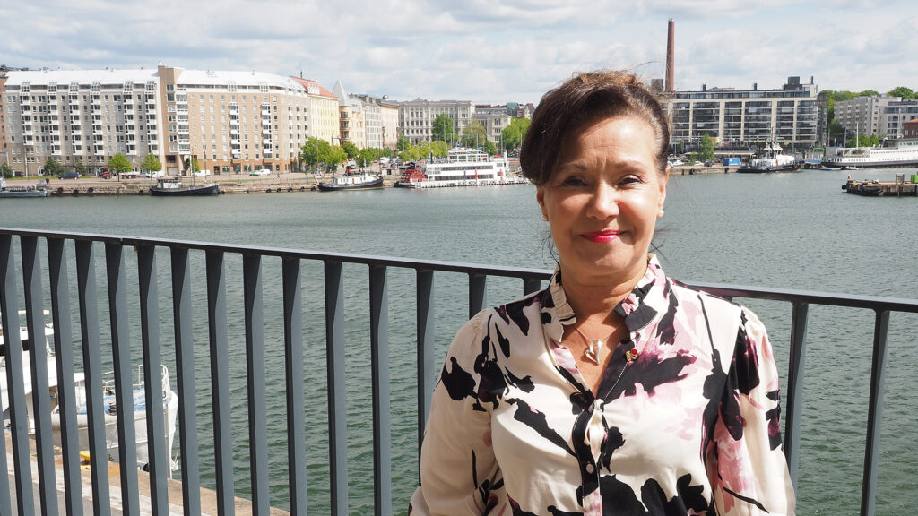 Eija Paananen sillalla.