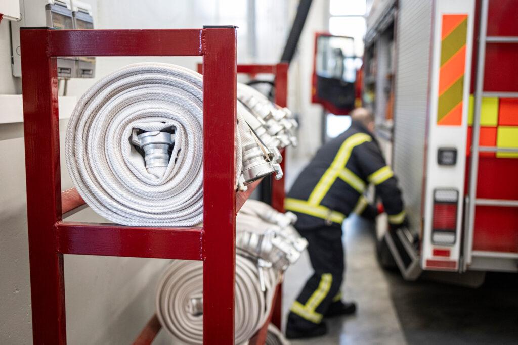 Pelastaja paloauton vieressä pelastusasemalla.