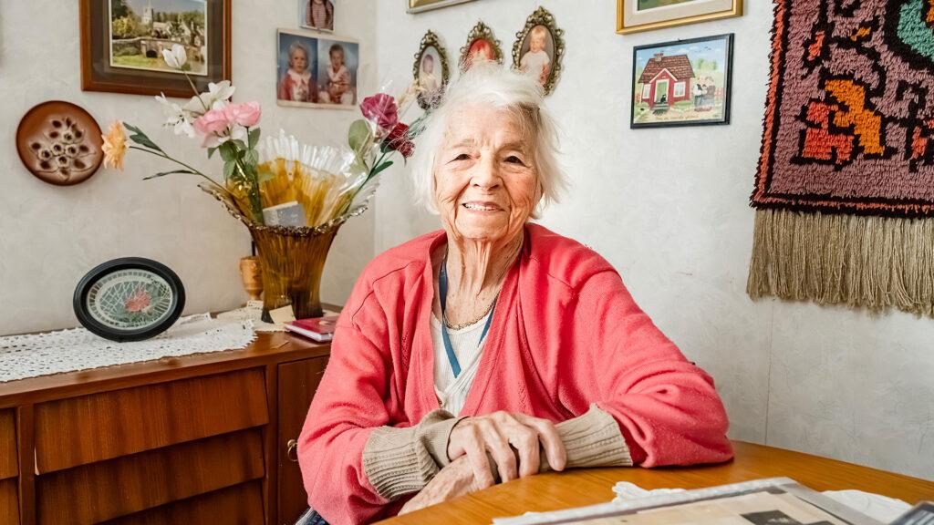 Eila Ilola kotonaan Vaasassa.