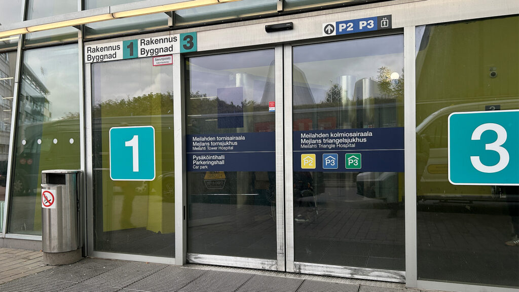HUSin Meilahden Tornisairaalan sisäänkäynti.