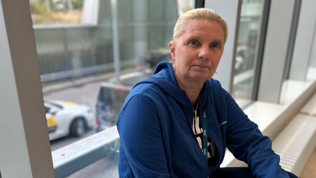 JHL:n pääluottamusedustaja Niina Koskela katsoo kameraan ikkunalaudalla.