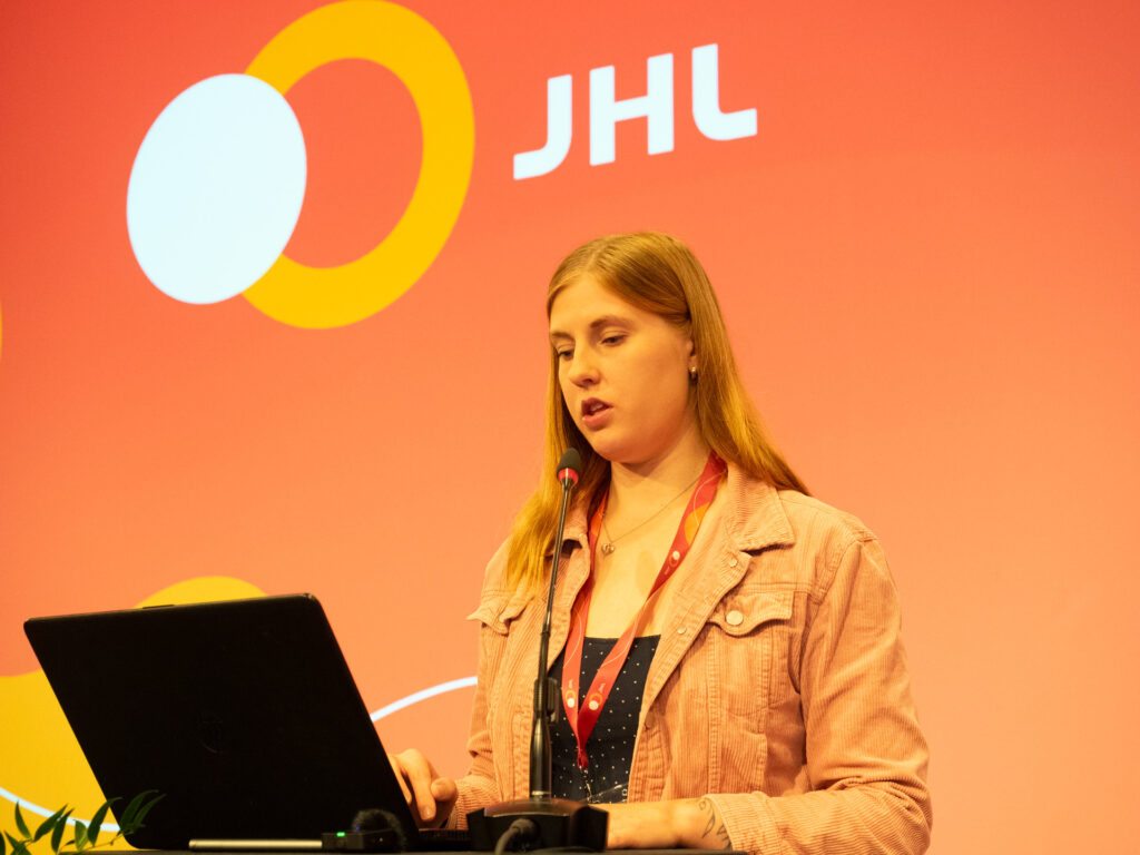 JHL:n nuorisofoorumin edustaja Elli-Noora Veijalainen puhuu JHL:n edustajiston syyskokouksessa 2026.
