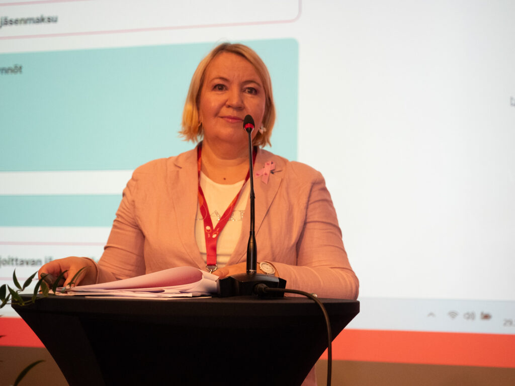 Talousjohtaja Anne Karjalainen esittelee JHL:n edustajiston kokouksessa talousarvion vuodelle 2027.