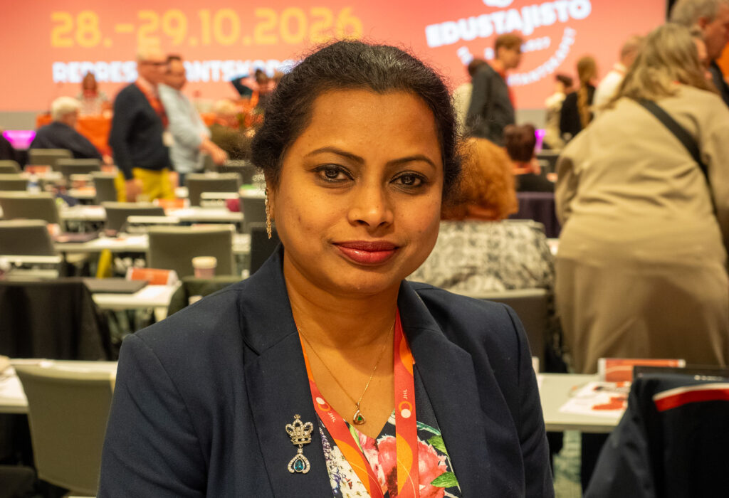 JHL:n maahanmuuttajaverkoston edustaja Sunitha Akurathi katsoo kameraan liiton edustajiston syyskokouksessa 2026.