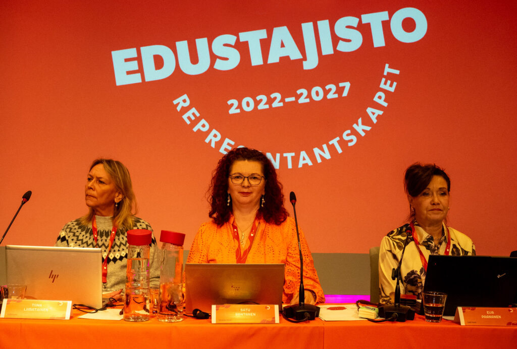 Ammattiliitto JHL:n varapuheenjohtajat Tiina Liimatainen ja Satu Rantanen sekä puheenjohtaja Eija Paananen istuvat vierekkäin JHL:n edustajiston kokouksessa.