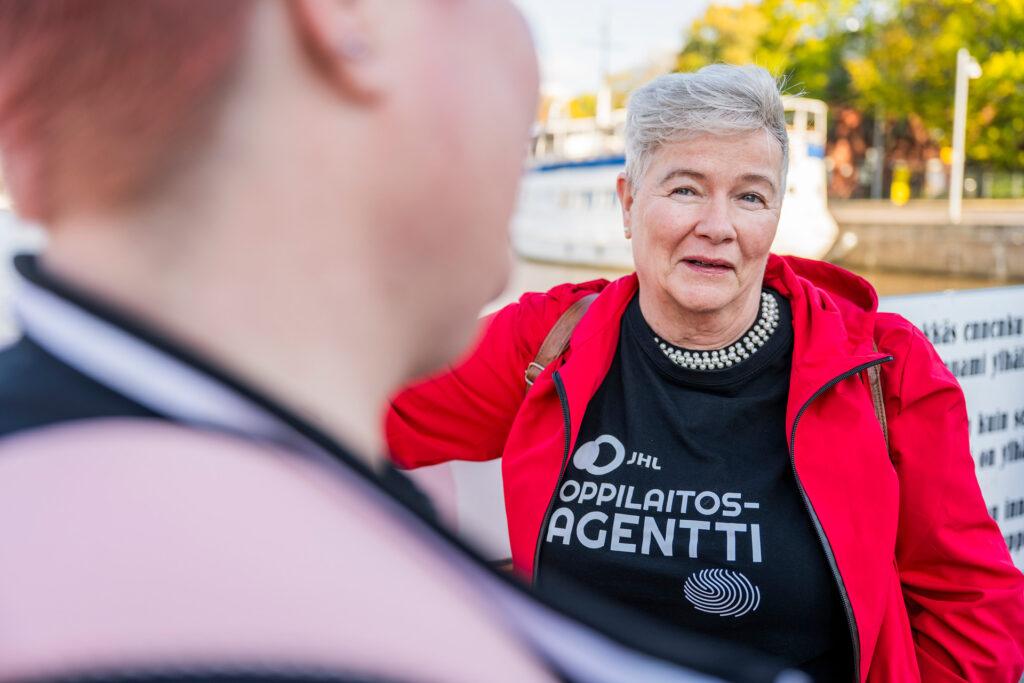  Heini Siikanen (vas.) ja  Jane Saarinen keskustelevat ulkona. 