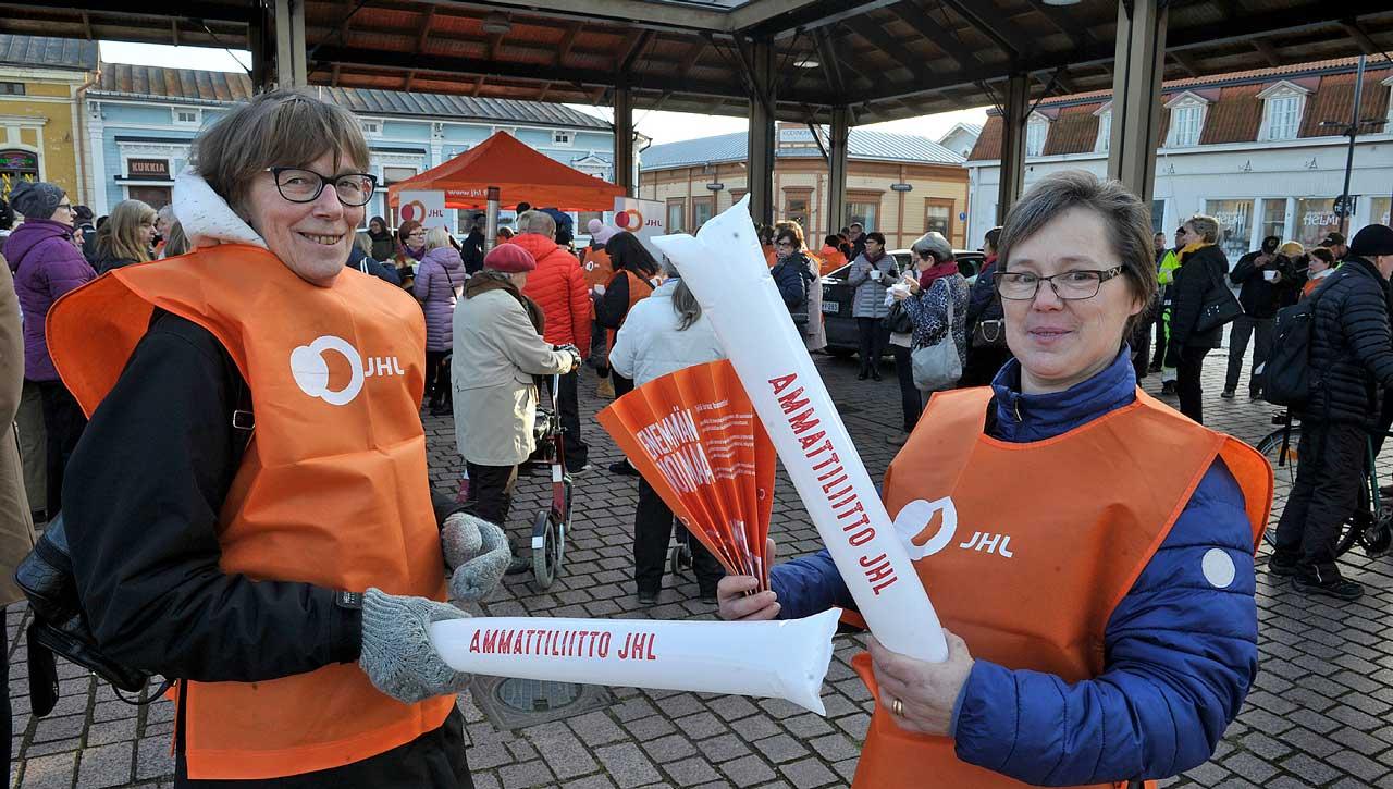 JHL-medlemmar på Arkea strejkar i protest mot avtalsshopping.