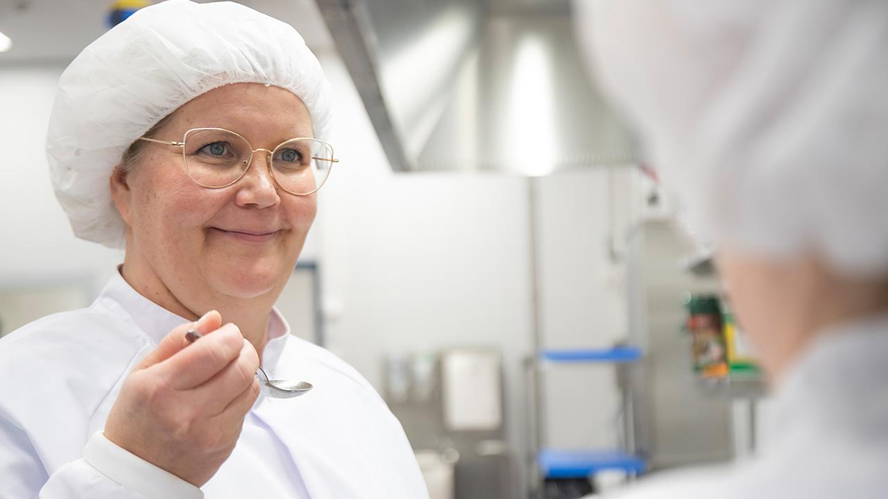 Tuotantoesihenkilö Johanna Salonen maistaa ruoka tuotantokeittiö Padassa Tampereella.