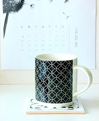 kahvikuppi ja kalenteri