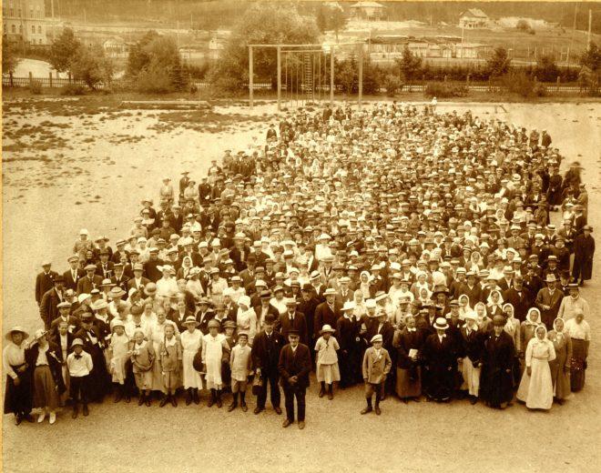 Kiristyvästä yhteiskunnallisesta tilanteesta huolimatta kesällä 1917 vietettiin myös iloisia kesäjuhlia. Kuvassa kesäjuhlien yleisöä Tampereen suomalaisen yhteiskoulun pihalla